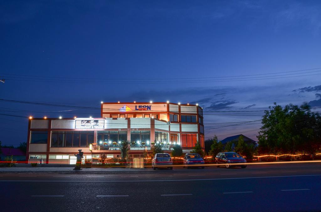 Motel - Restaurant Leon Бакеу Екстер'єр фото